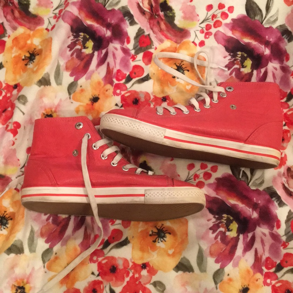 Tennis shoes